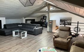 Duplex avec poêle à granulés et garage à motos